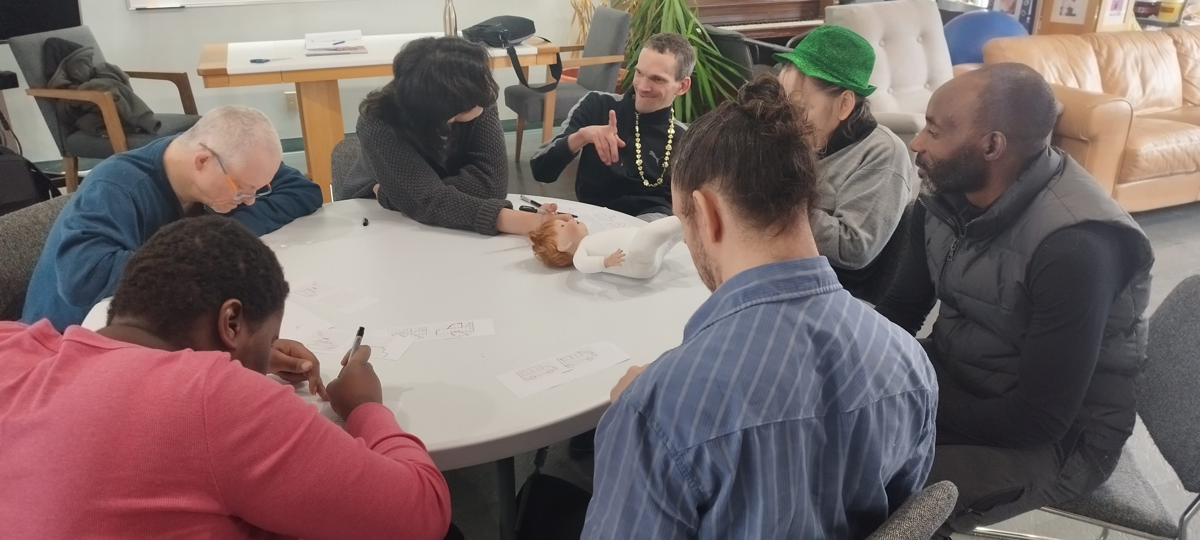 un groupe de personnes parle dans un cercle