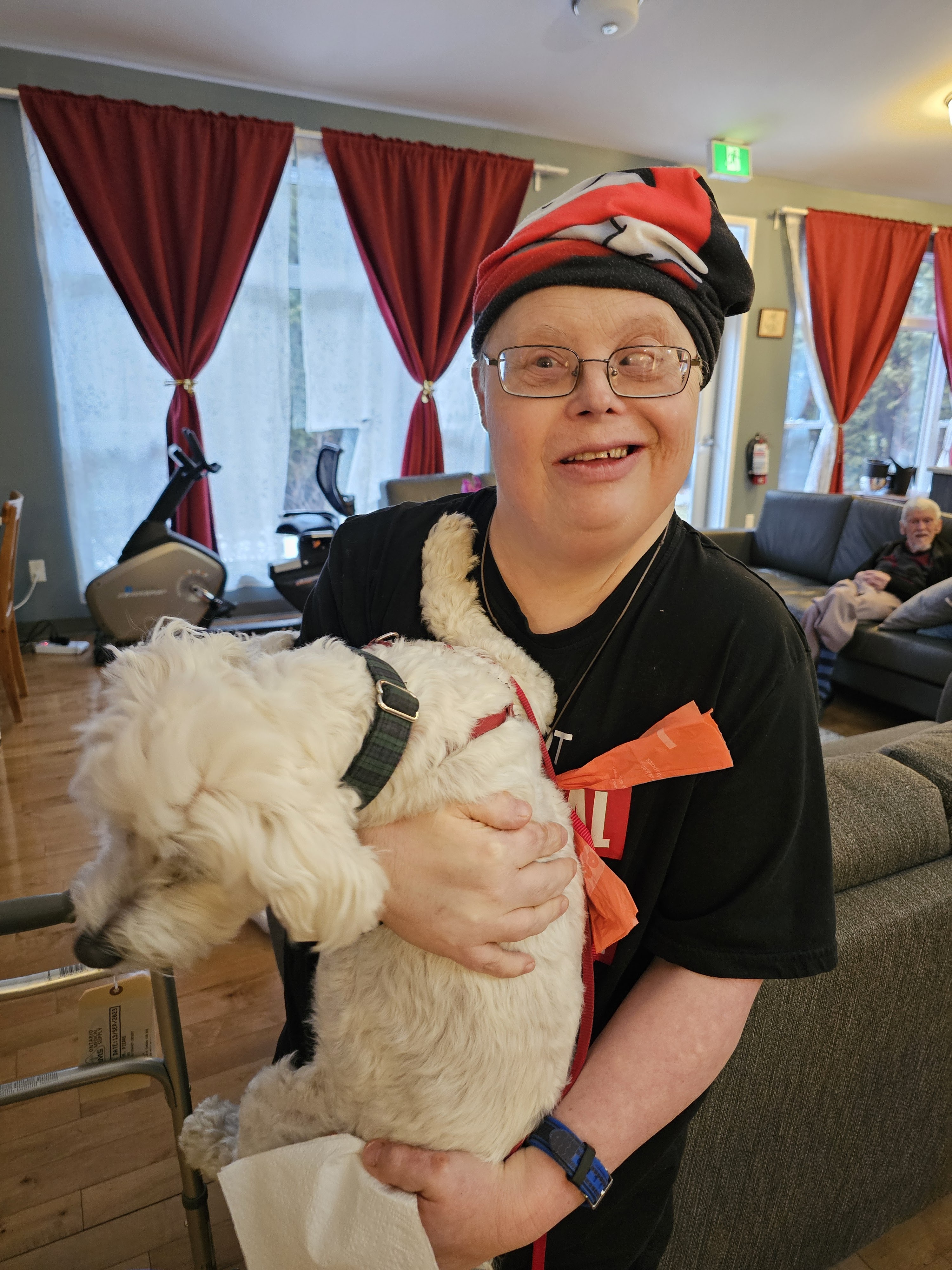 un membre de cœur posent avec un chien blanc dans ses bras