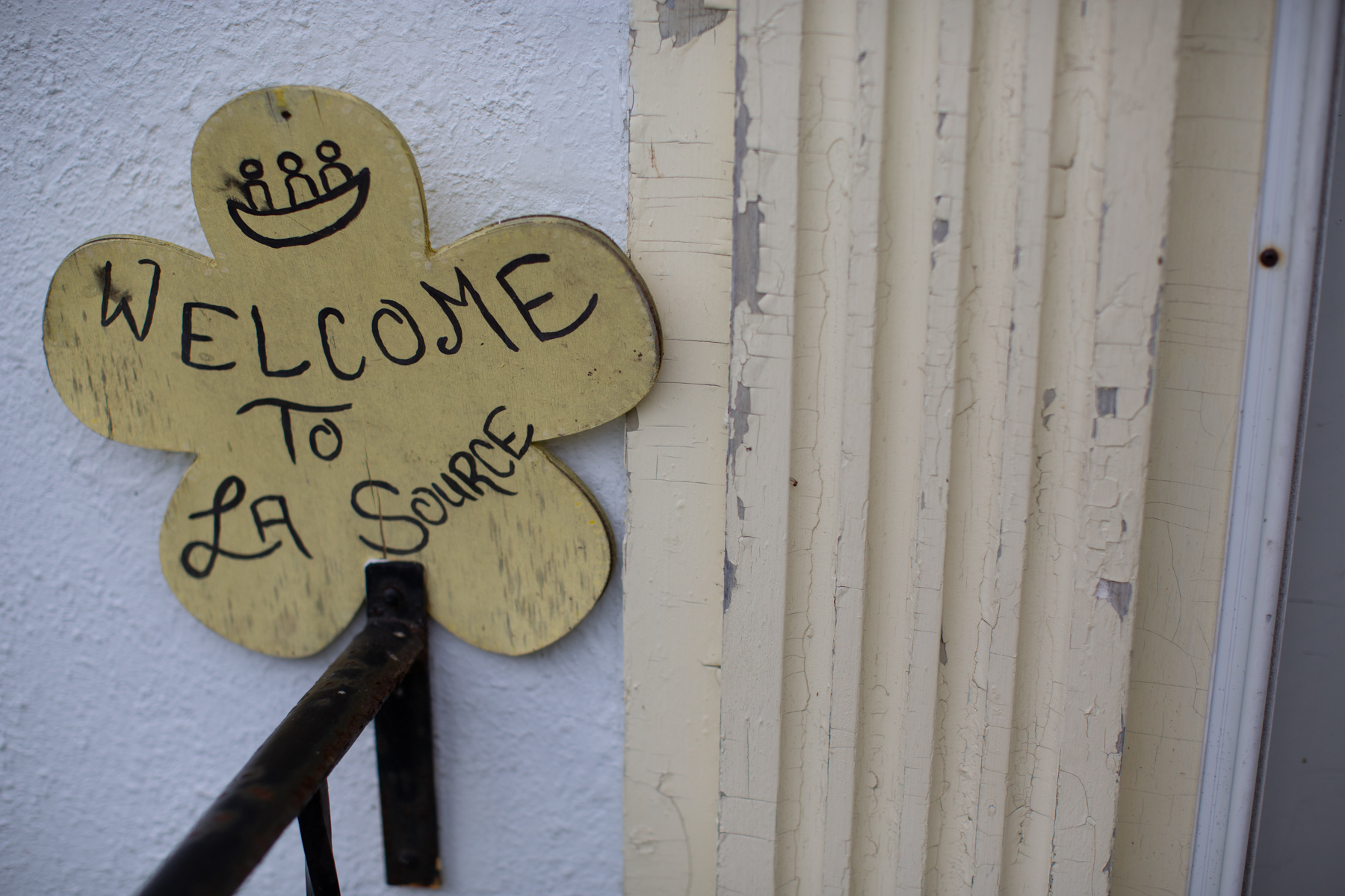 une signe jaune qui dit: 