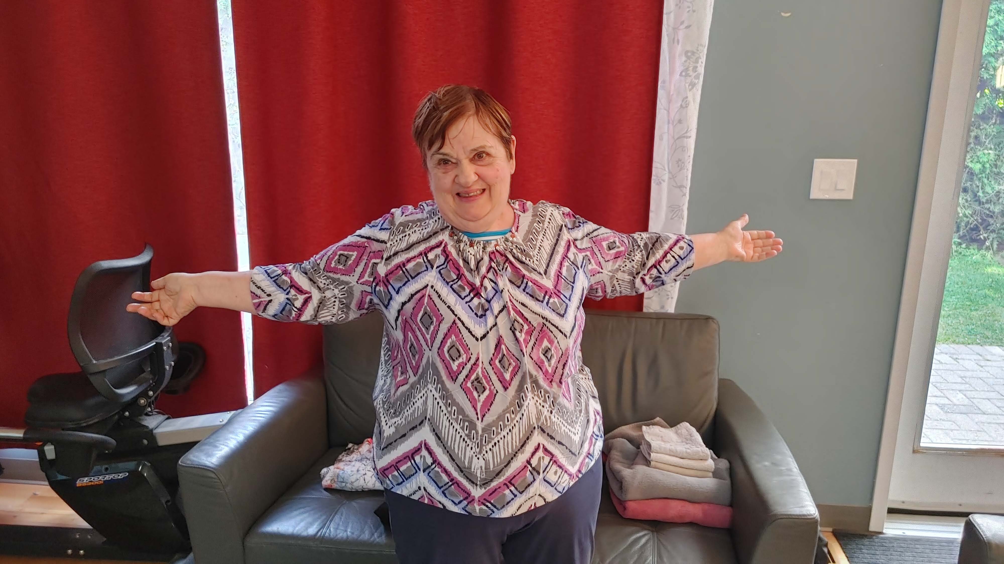 un membre de cœur qui ouvert ses bras en souriant