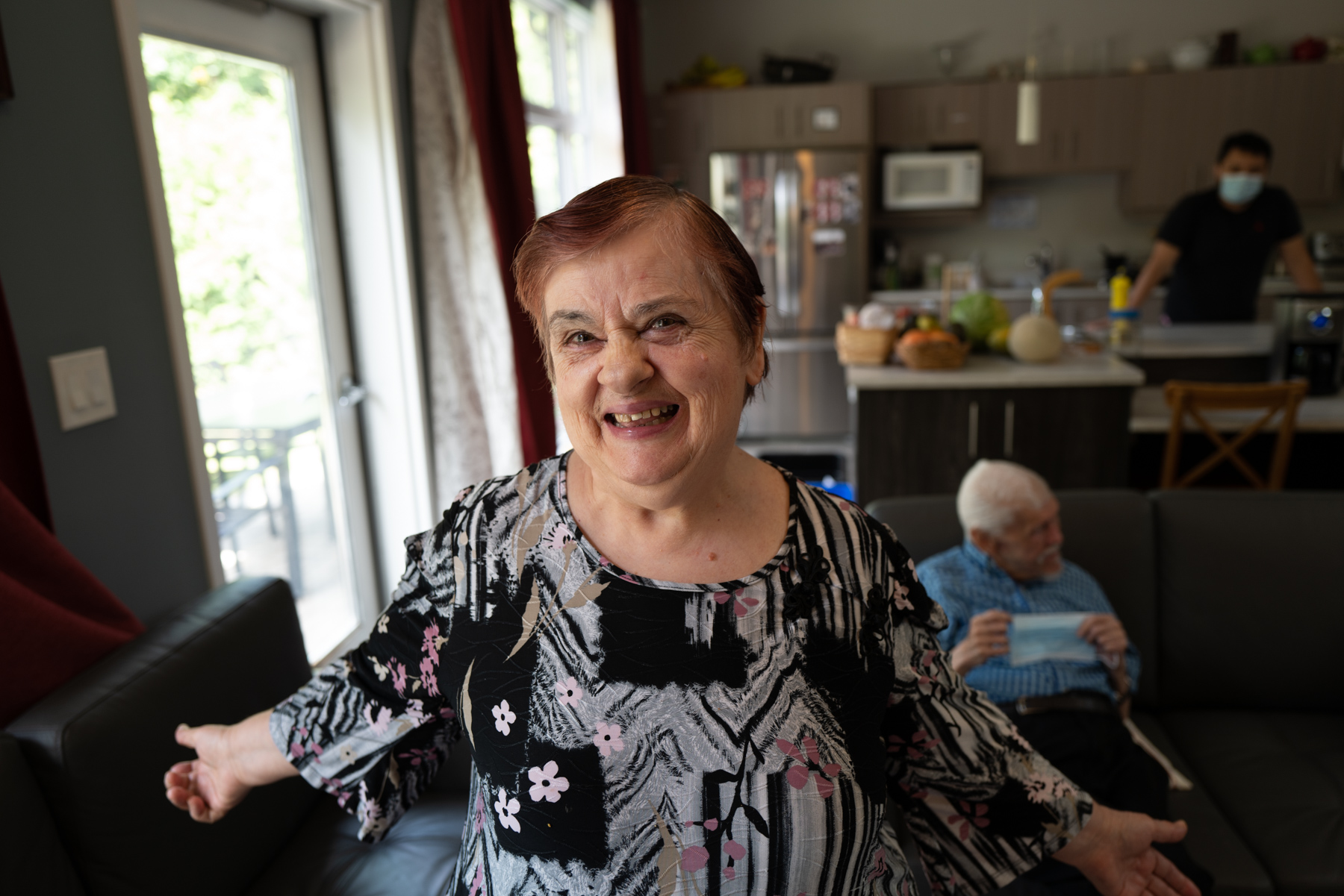 un membre au cœur posent avec ses bras ouvert avec un sourire