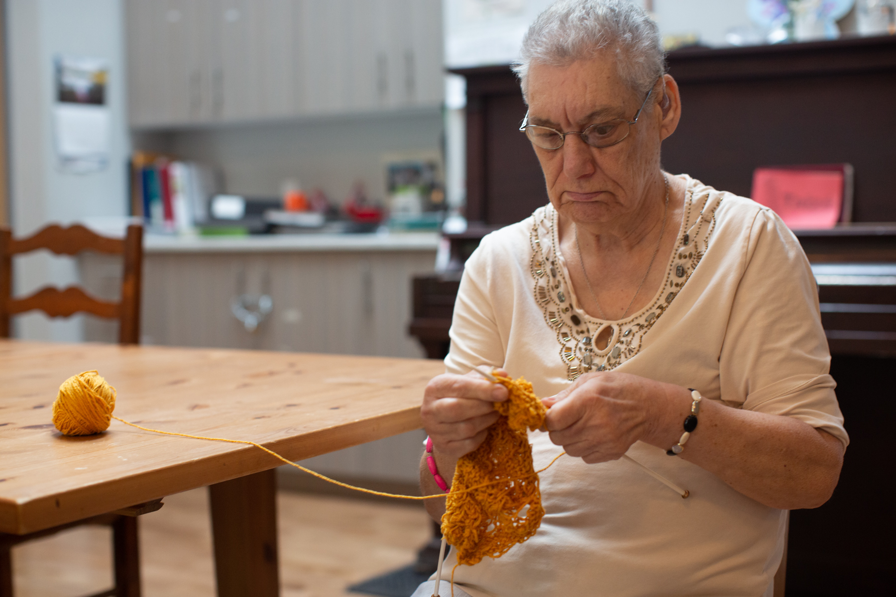 une membre de cœur est assis et faite du tricot