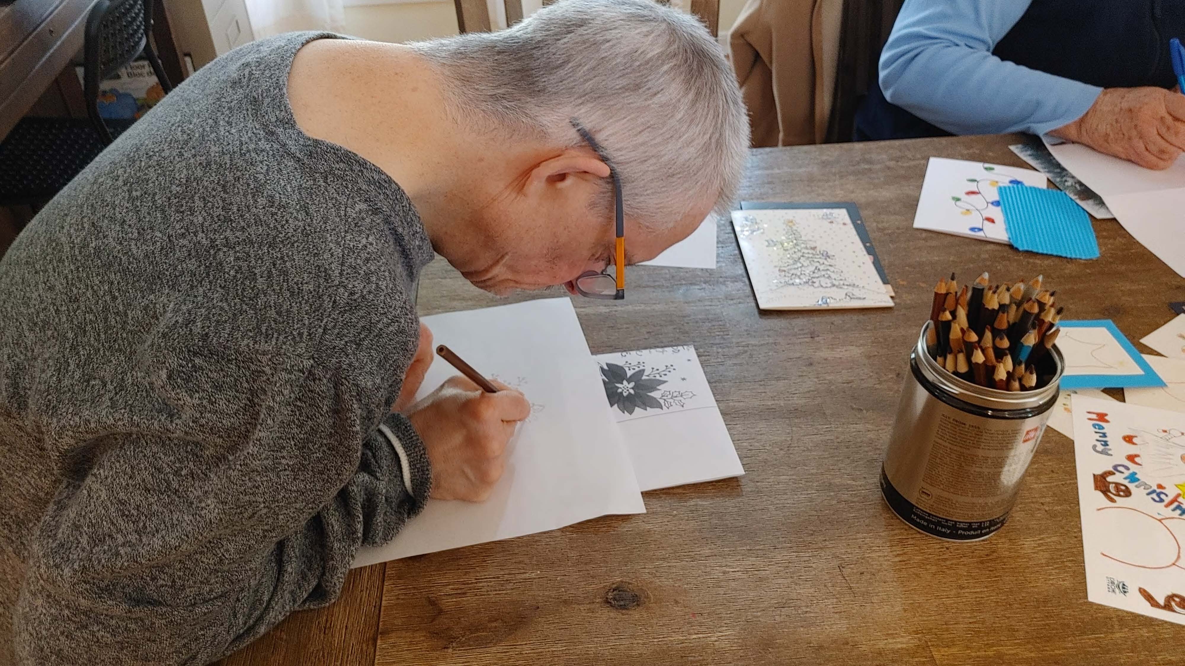 un membre de cœur qui dessine