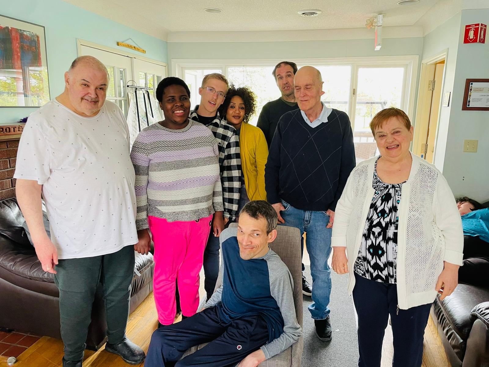 un groupe de huit personnes posent pour le caméra à L'Arche Ottawa
