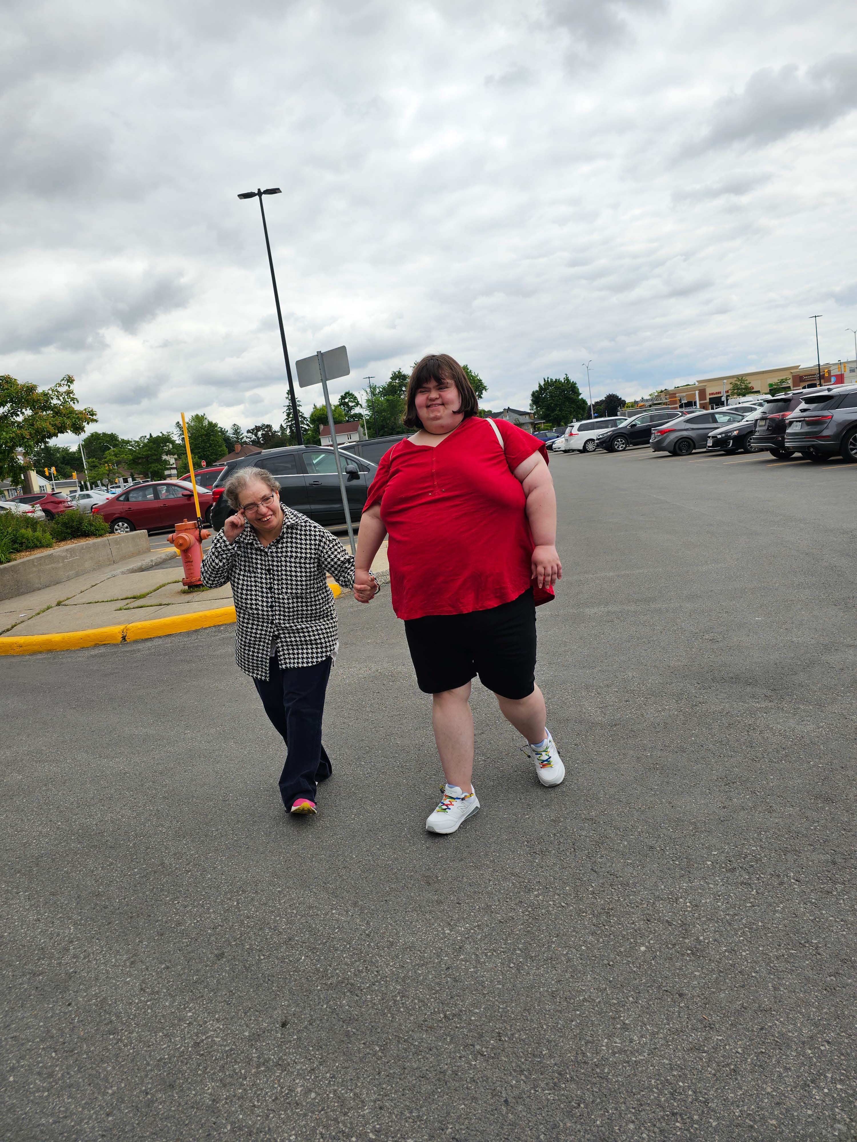 deux membres de cœur tient les mains et marche
