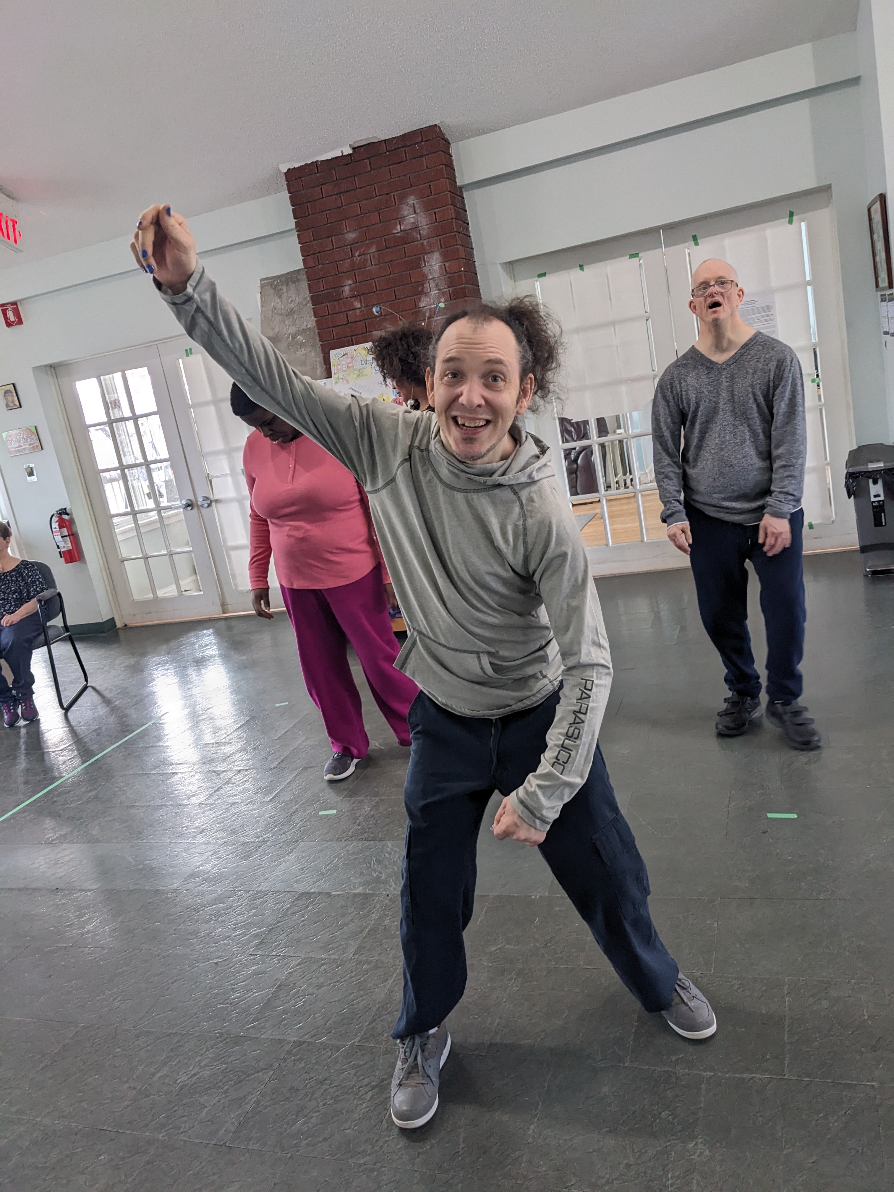 un membre de cœur danse
