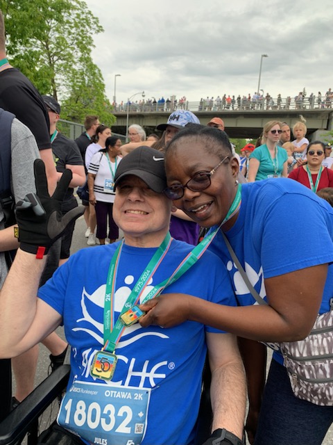 deux personnes au fin de semaine des courses d'Ottawa Tamarack