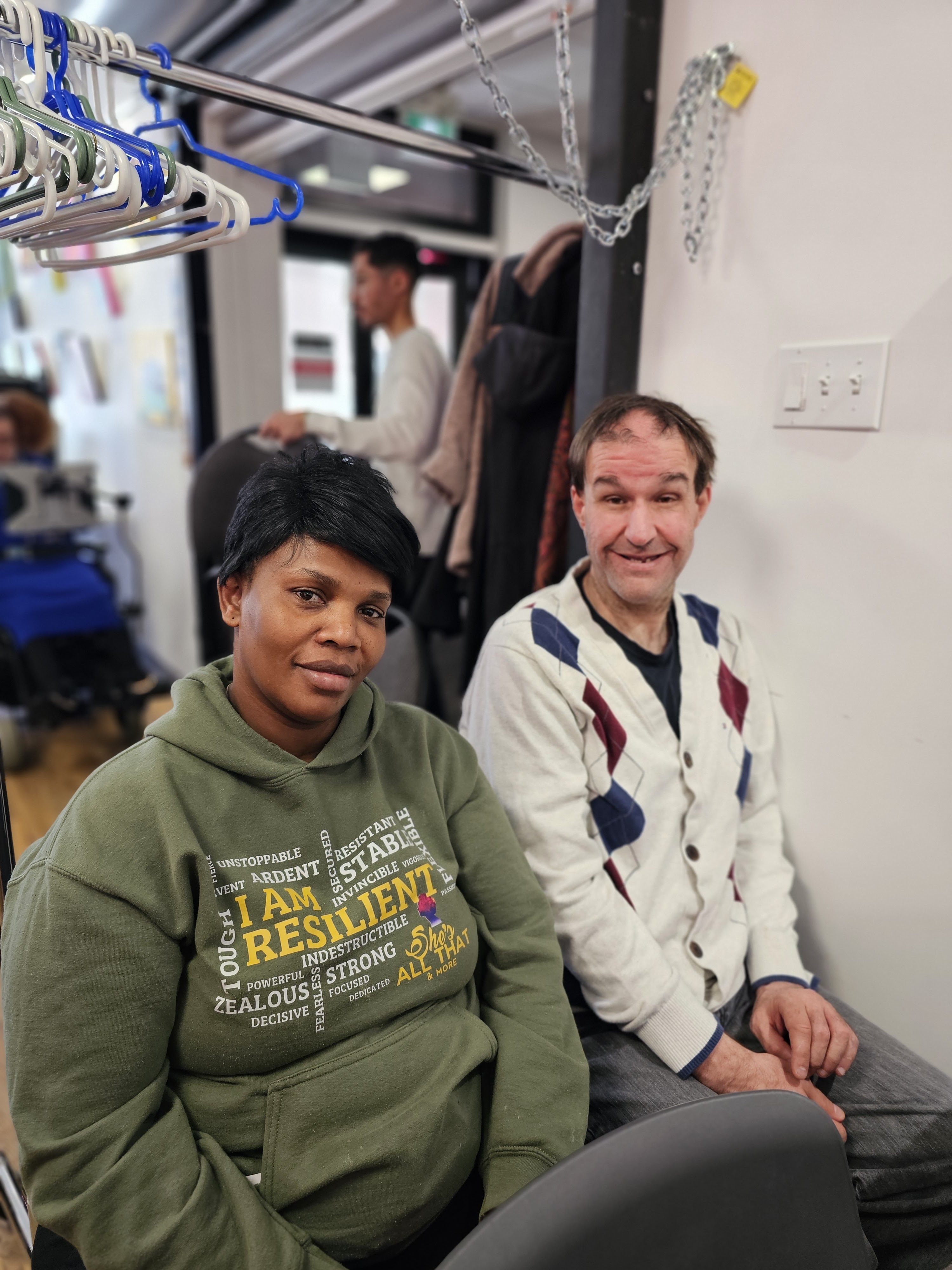 deux personnes assis à côté de l'un et l'autre, à un évènement.