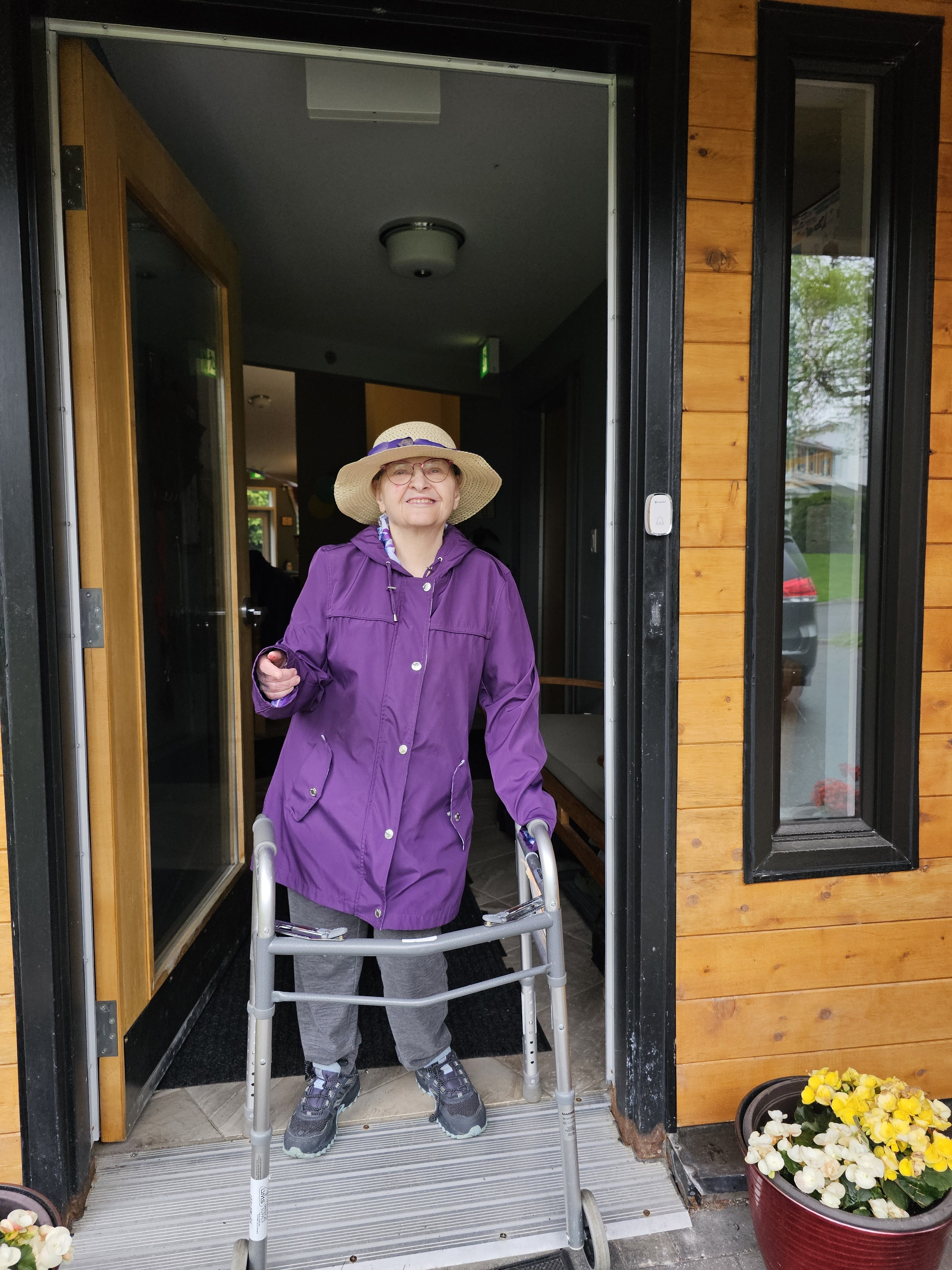 un membre de cœur apporte un veste mauve et sorte de sa maison