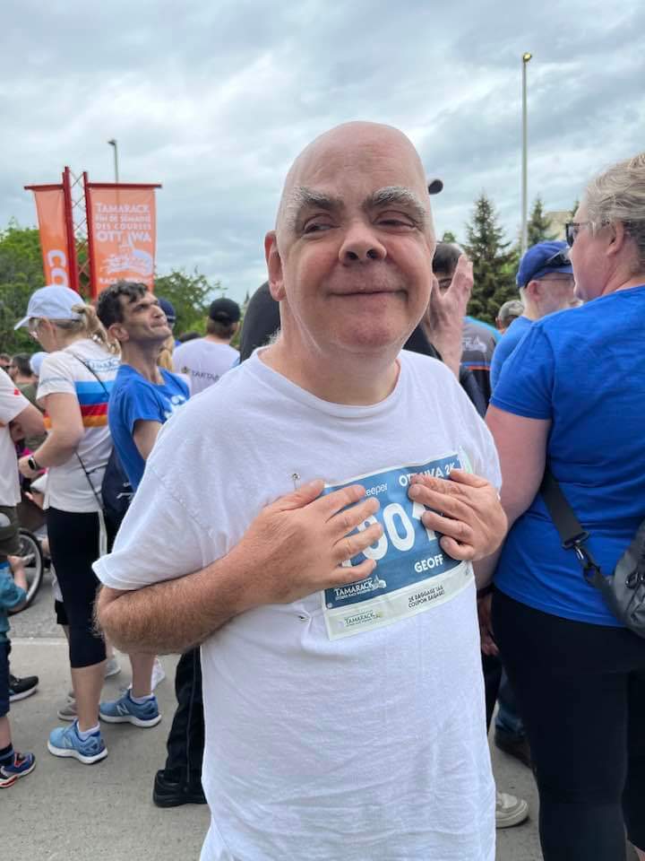 un membre de cœur posent pour le caméra au fin de semaines des courses d'Ottawa Tamarack