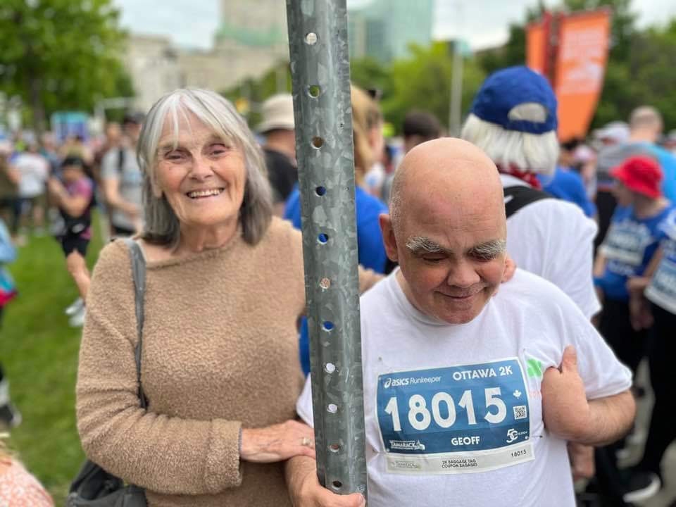 deux personnes posent pour le caméra au fin de semaine des courses d'Ottawa Tamarack