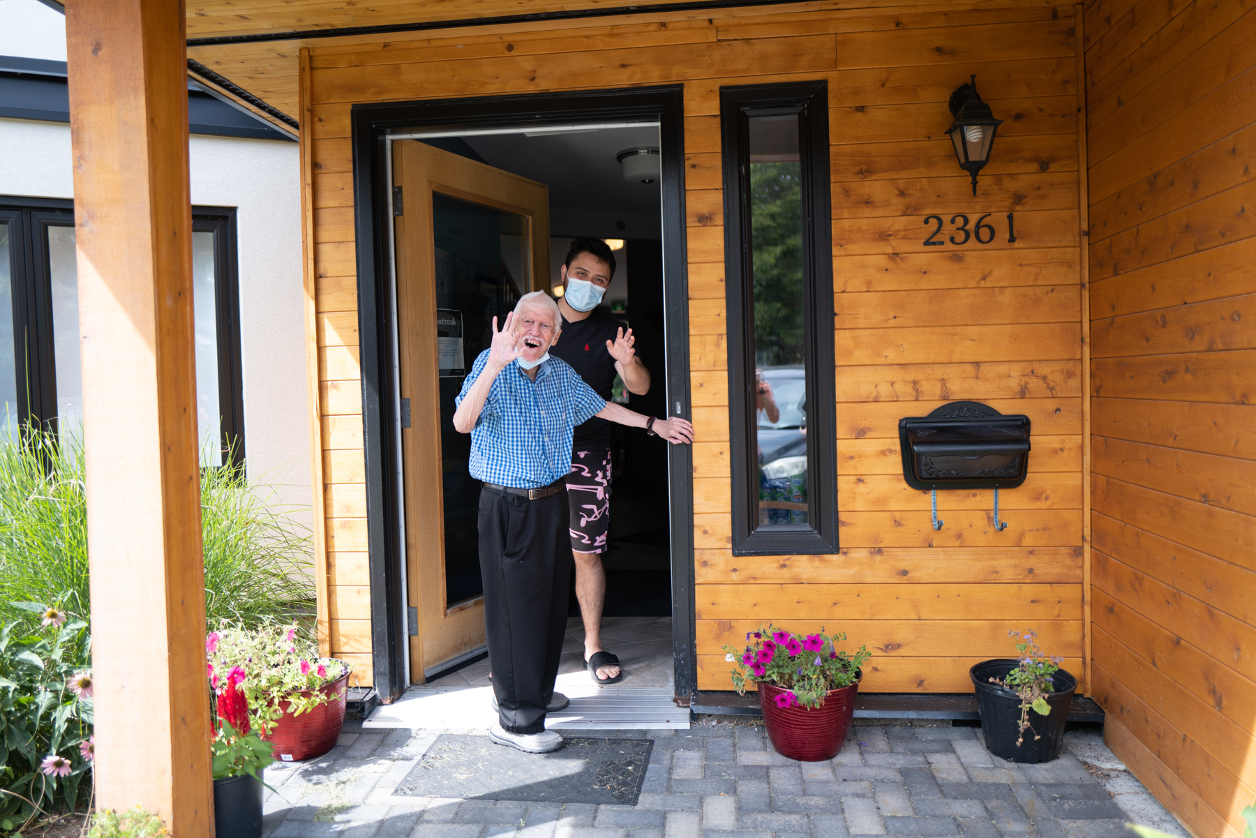 un membre de cœur et un assistant entre un maison