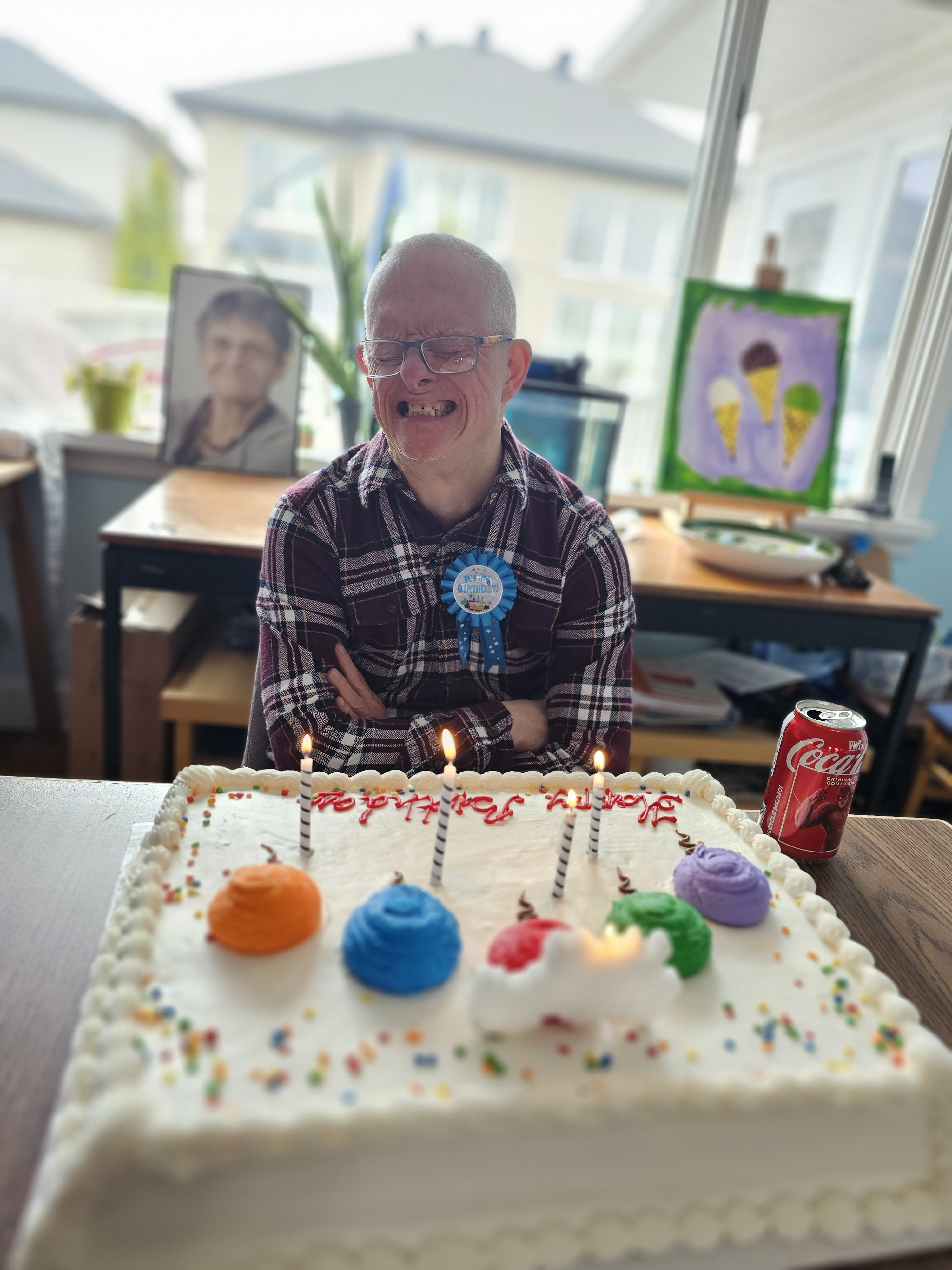 un membre de cœur faire un sourire avec un gâteau de fête