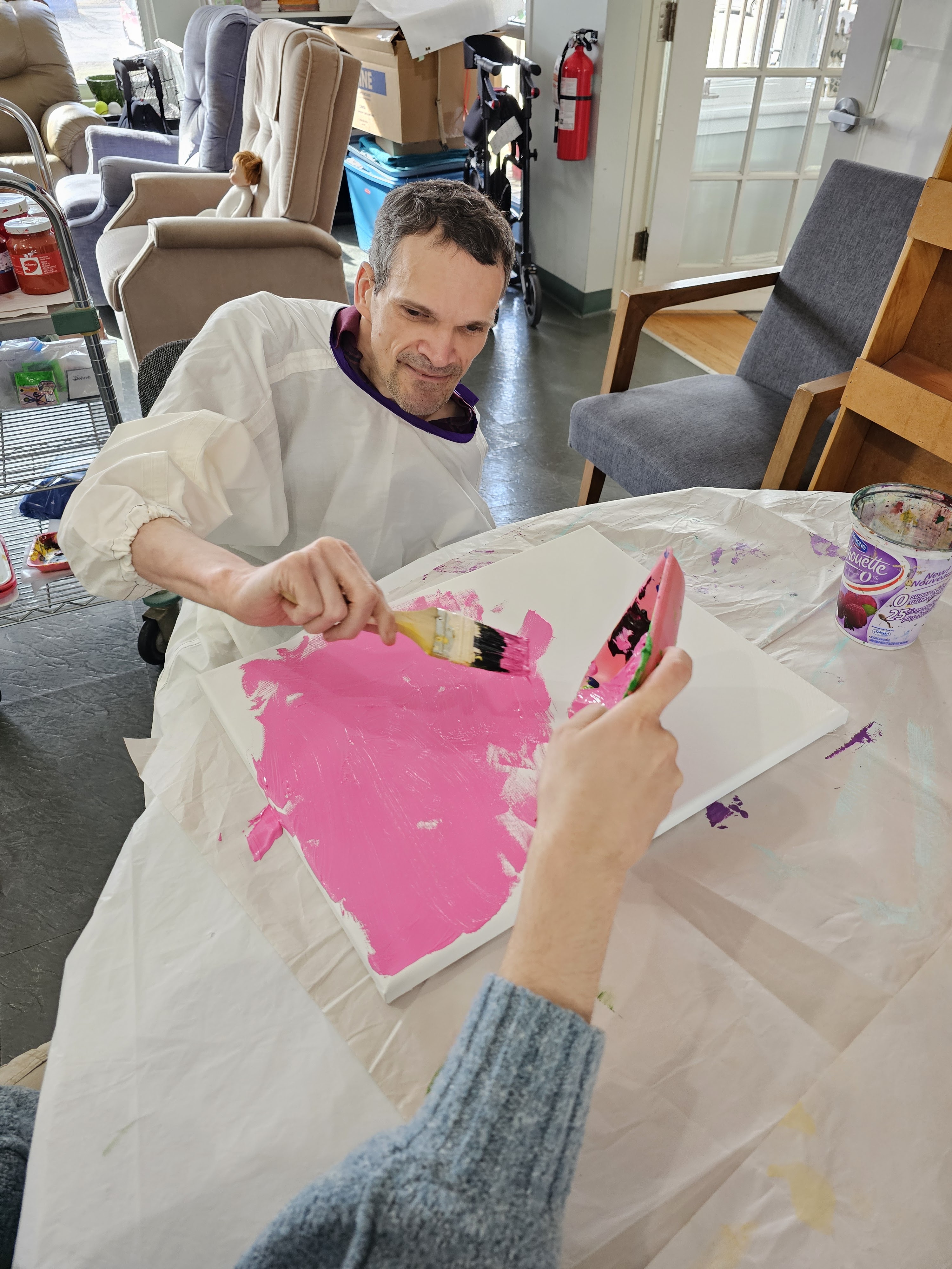 un membre de cœur faire la peinture en rose