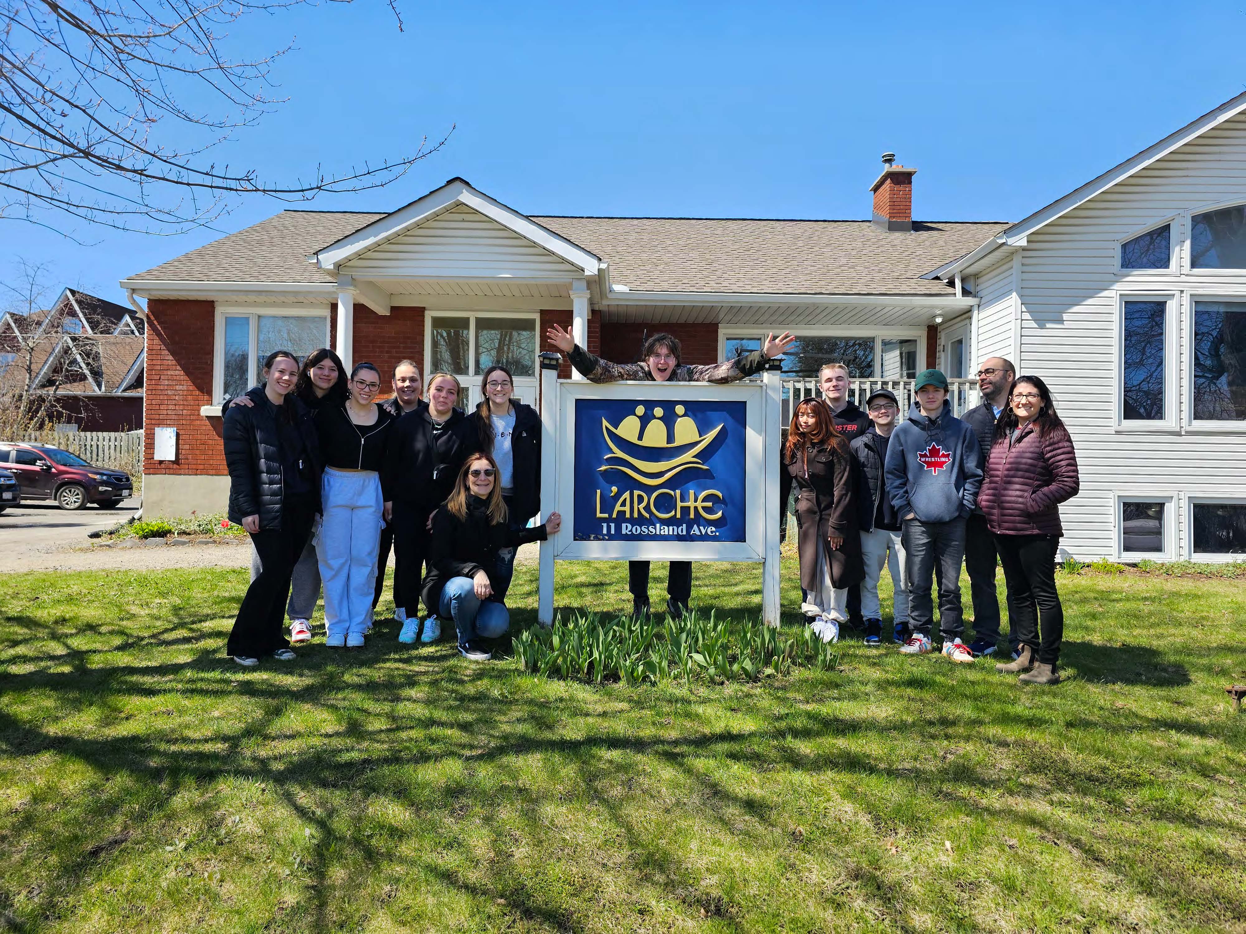 un groupe de bénévoles dehors du bureau de L'Arche Ottawa