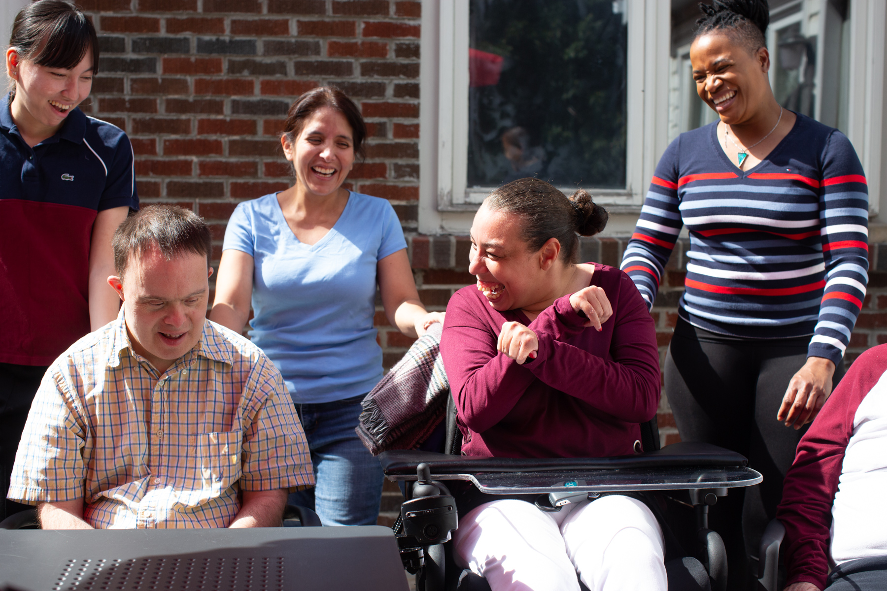 un groupe de personnes posent avant du caméra dehors